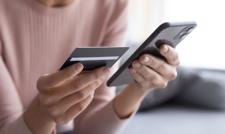 Από τις ουρές στα γκισέ στο «κλικ» από το κινητό