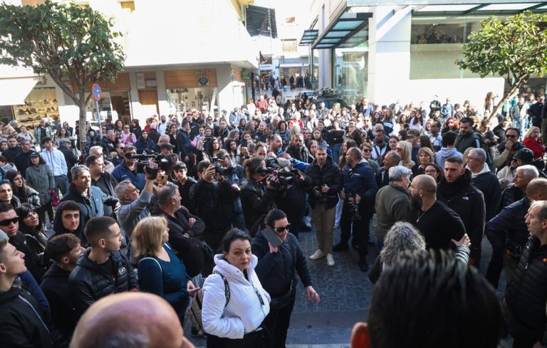 Οργισμένο πλήθος έξω από τα δικαστήρια Ηρακλείου – Απολογείται το ζευγάρι που κακοποίησε το 3χρονο (photo+video)