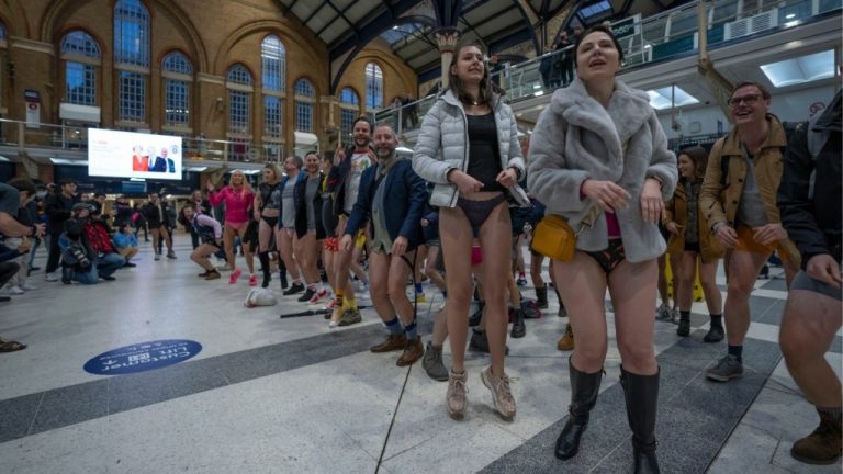 Γιατί γέμισε… ημίγυμνους Βρετανούς το μετρό του Λονδίνου (video) Λονδίνο