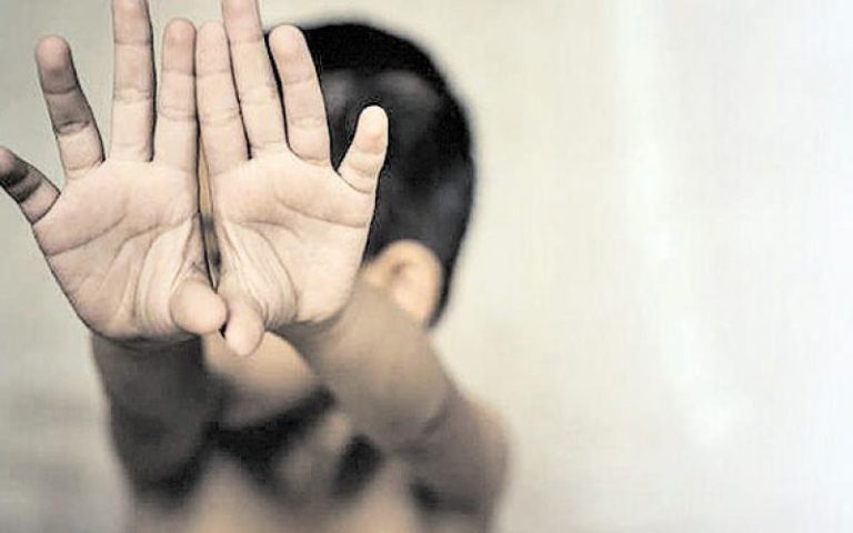 Σοκ στο Αλιβέρι: 10χρονος αποκάλυψε σε έκθεσή του την κακοποίηση από τους γονείς του (video)