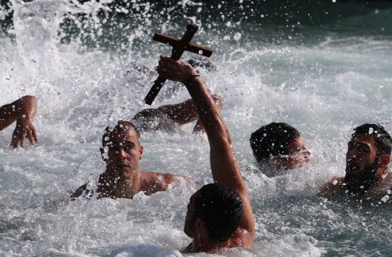 Δεν το ξέρουν πολλοί: Τι τρώμε παραμονή και ανήμερα των Φώτων