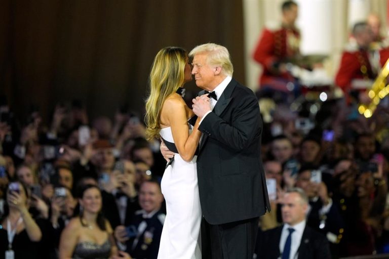 Ο πρώτος χορός του προέδρου με την απαστράπτουσα Μελάνια (VIDEO & PHOTOS)