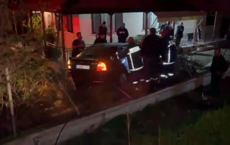 Αυτοκίνητο προσγειώθηκε στην αυλή σπιτιού στην Πάτρα (video)
