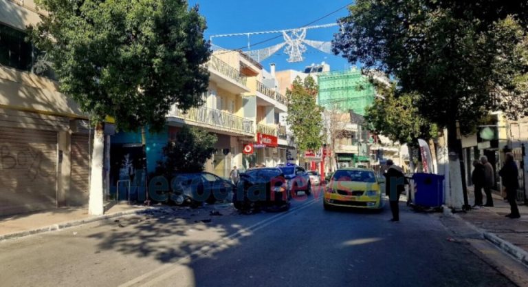 Αυτοκίνητο έπεσε σε σταθμευμένο όχημα και ξερίζωσε δέντρο στο Κορωπί (photo) Κορωπί