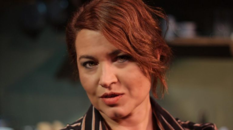 Ο λόγος που η Νικολέττα Βλαβιανού έβγαινε στη σκηνή με μαγκούρα