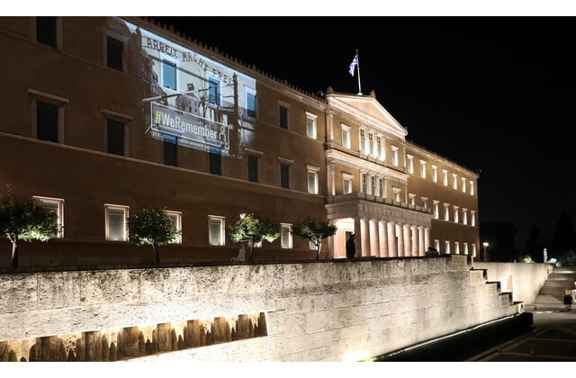 Φωταγωγήθηκε η Βουλή για τη Μνήμη του Ολοκαυτώματος