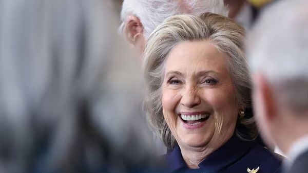 Με ποια προαναγγελία του νέου προέδρου έβαλε τα γέλια η Χίλαρι; (VIDEO)