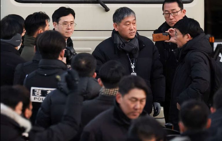 Η προσπάθεια για τη σύλληψη του Γουν Σοκ-Γελ και η πολιτική κρίση στη Νότια Κορέα