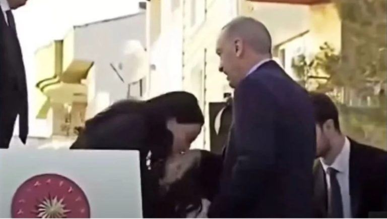 Βουλευτής φιλάει το χέρι του Ερντογάν και αυτός τη «χαρτζιλικώνει» (video) Τουρκία