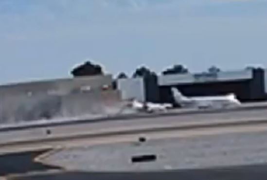 Η στιγμή της φονικής σύγκρουσης δύο αεροσκαφών στο αεροδρόμιο της Αριζόνα! (VIDEO)