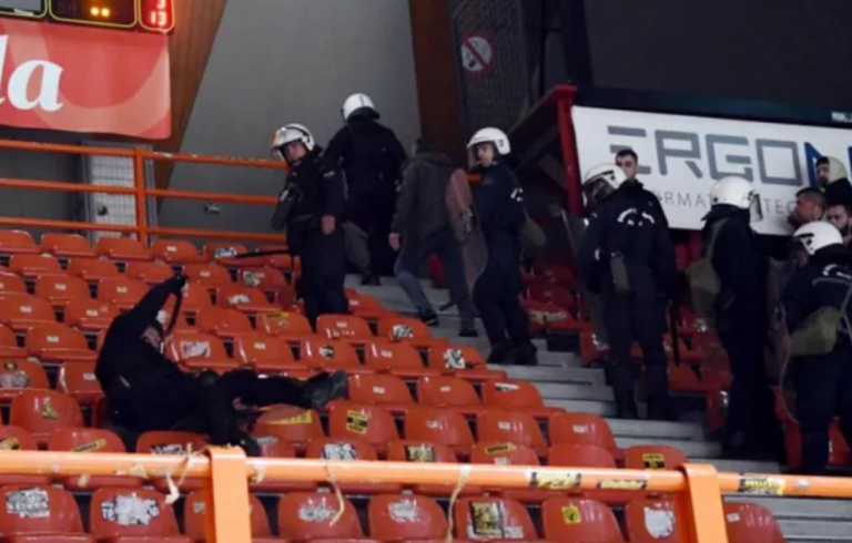 Γνωστός τράπερ ο οπαδός που έριξε αστυνομικό από την εξέδρα στο Προμηθέας-ΑΕΚ