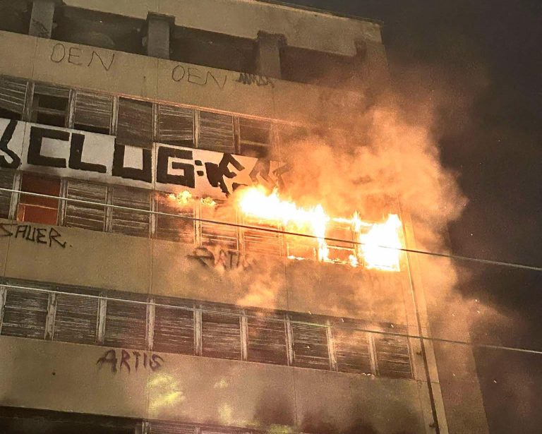 Στις φλόγες εγκαταλελειμμένο κτήριο στο κέντρο της Αθήνας (VIDEO)