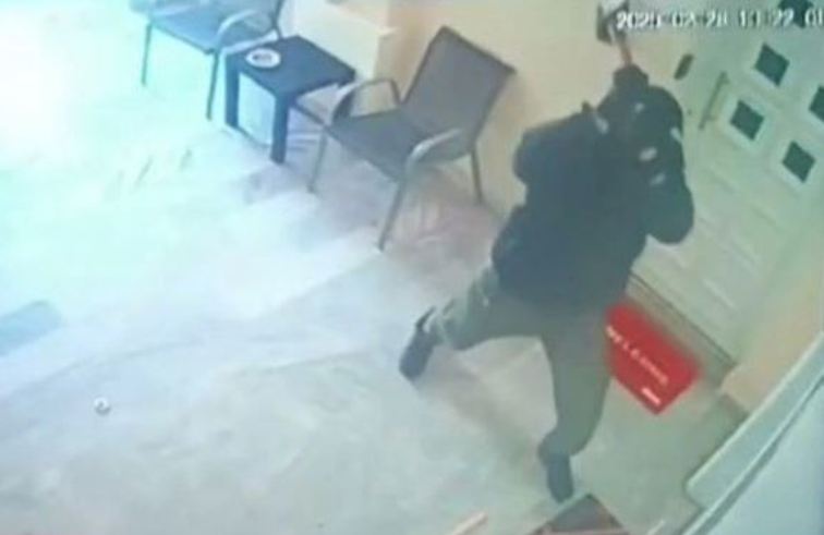 Έκαναν γυαλιά καρφιά γραφείο βουλευτή της ΝΔ (VIDEO)