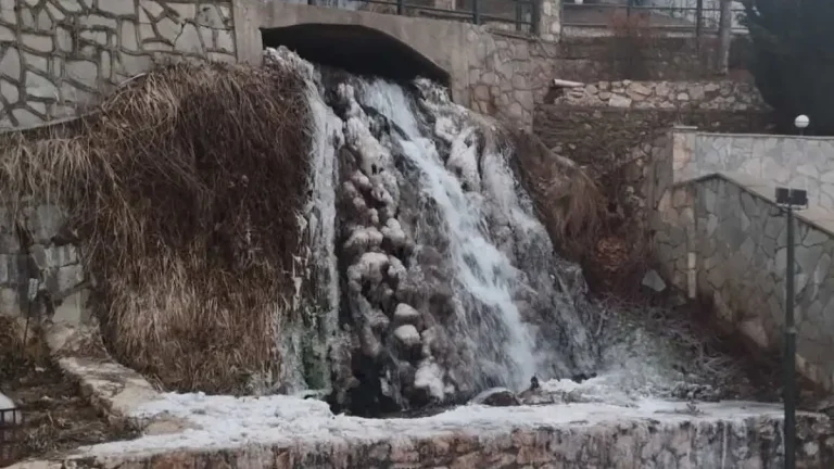 Εντυπωσιακές εικόνες από τον παγωμένο καταρράκτη στη Φλώρινα (photo)