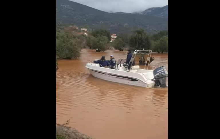 Κάτοικοι κινούνται με βάρκα στην πλημμυρισμένη Κεφαλονιά (video)