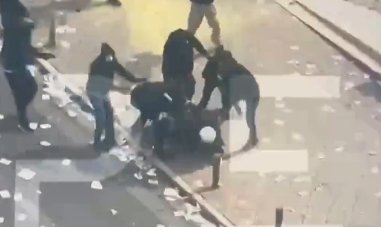 Βίντεο ντοκουμέντο με κουκουλοφόρους να ξυλοκοπούν άνδρα των ΜΑΤ στο Σύνταγμα