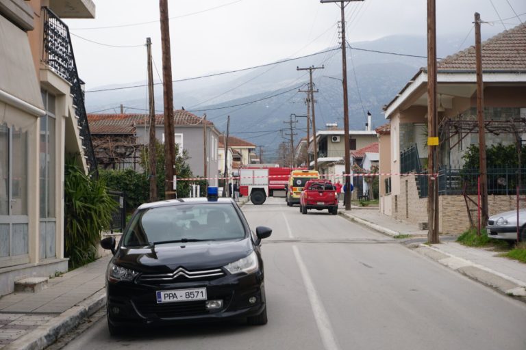 Αγωνιώδης διαπραγματεύσεις με τον ταμπουρωμένο δολοφόνο στους Γόννους Λάρισας (VIDEO)