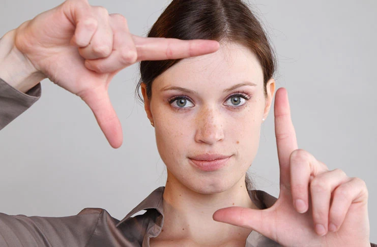 Τα 3 πράγματα που παρατηρεί κάποιος όταν σε βλέπει για πρώτη φορά!