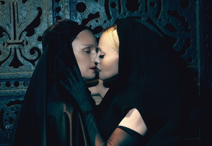 Η Μαντόνα προκαλεί ξανά: Φίλησε «καλόγρια» και πόζαρε με όπλο ανάμεσα στα πόδια της