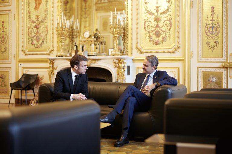 Μια ώρα κράτησε η συνάντηση Μακρόν -Μητσοτάκη! Τα θέματα που συζητήθηκαν
