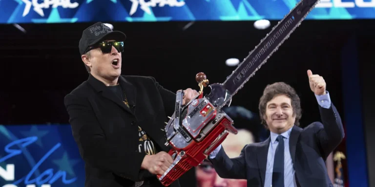 Το σόου του Έλον Μασκ με το αλυσοπρίονο για να… κόψει τη γραφειοκρατία (photo+video)