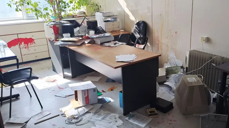 Κουκουλοφόροι επιτέθηκαν και απείλησαν να σκοτώσουν καθηγητή του ΕΚΠΑ