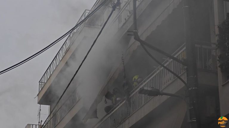 Στις φλόγες διαμέρισμα στον Πειραιά