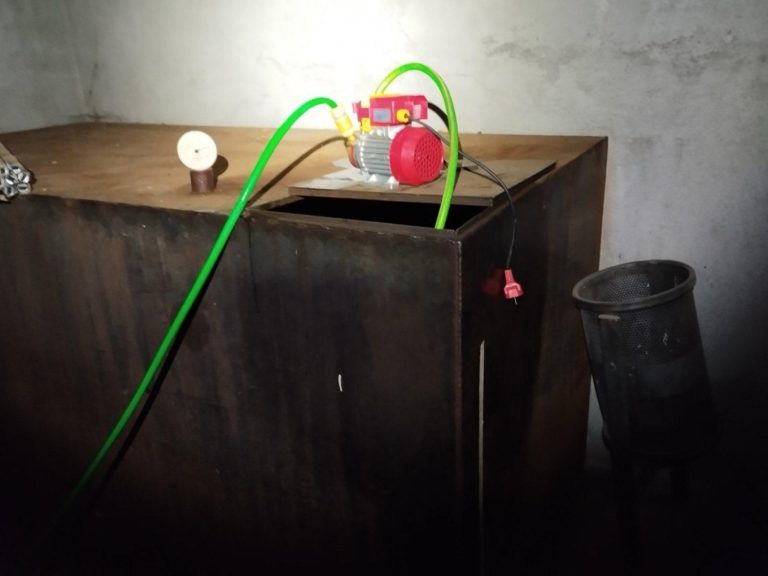 Τους έπιασαν στα «πράσα» να κλέβουν το πετρέλαιο θέρμανσης από σχολείο! (PHOTO)