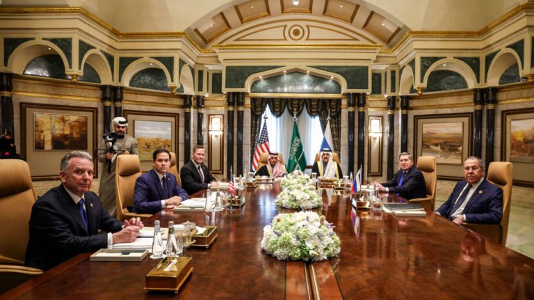 Αμερικανοί και Ρώσοι αποφασίζουν για τους Ουκρανούς (PHOTOS)