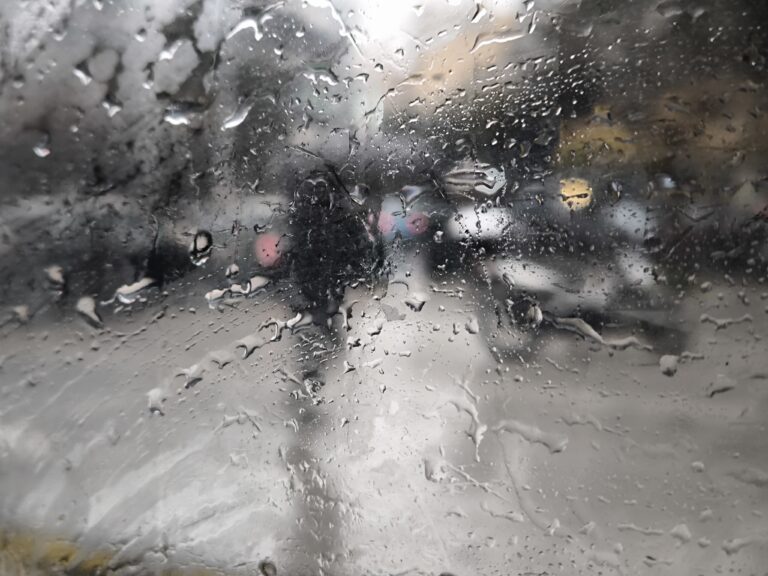 Σε ποιες περιοχές θα σημειωθούν και σήμερα καταιγίδες (VIDEO)