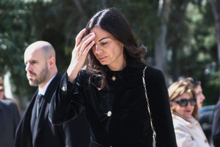 Ξέσασε σε λυγμούς η Βατίδου στη κηδεία του πρώην συζύγου της (video)