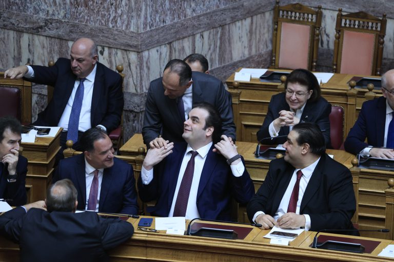 Τα πηγαδάκια στην Ολομέλεια πριν την ορκωμοσία του Κ. Τασούλα (photo)