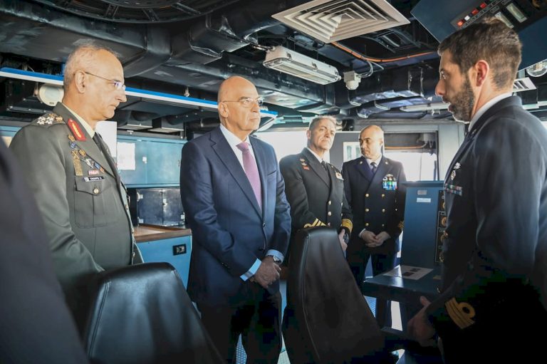 Επίσκεψη Δένδια στην Ιταλική φρεγάτα Carlo Margottini στον Πειραιά (photo)