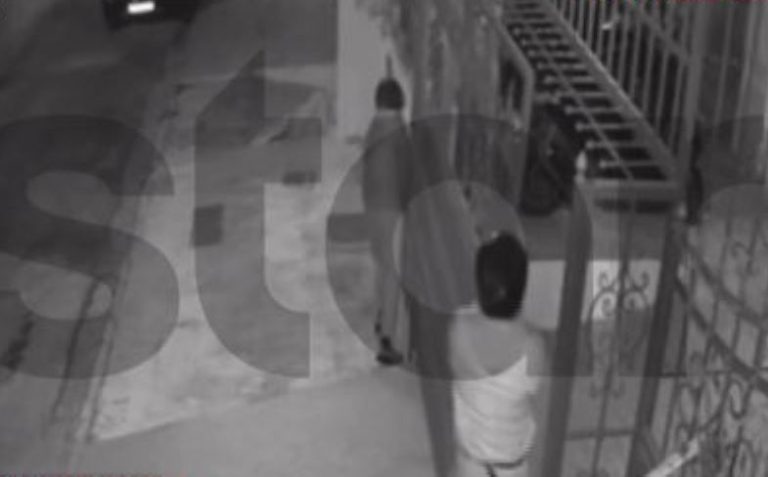 Σήκωσαν καγκελόπορτα 450 κιλών για να αρπάξουν μηχανή! (VIDEO)