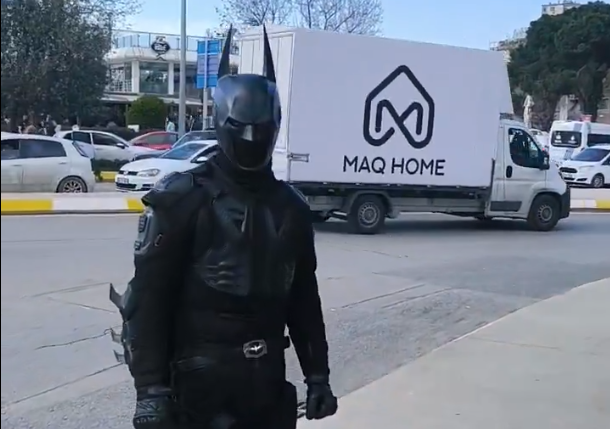 Ο… Μπάτμαν διαδηλώνει για τον Ιμάμογλου στην Κωνσταντινούπολη (video)