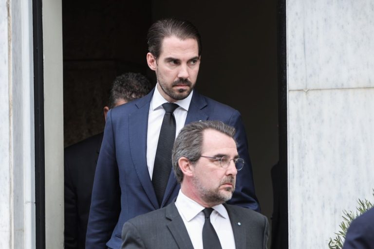 Φοράει τα χακί και ο Φίλιππος Ντε Γκρες (video)