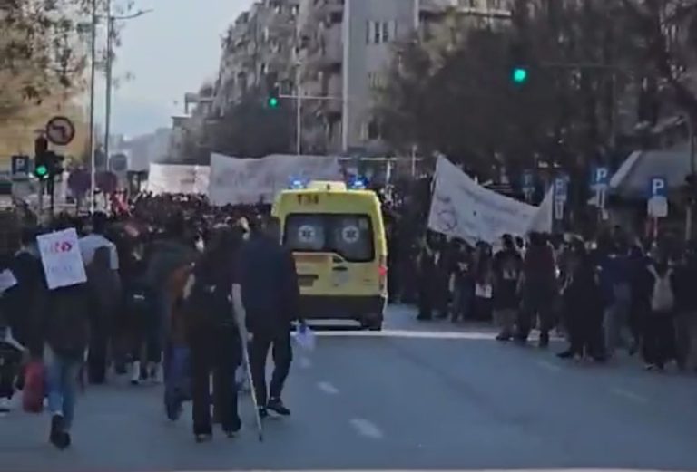 Φοιτητές που διαδηλώνουν ανοίγουν δρόμο για να περάσει ασθενοφόρο (VIDEO)