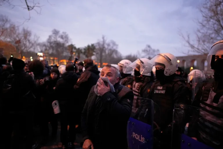 Ο Ερντογάν «κλείνει τα αυτιά του» στις διαδηλώσεις για τον Ιμάμογλου! (photo)