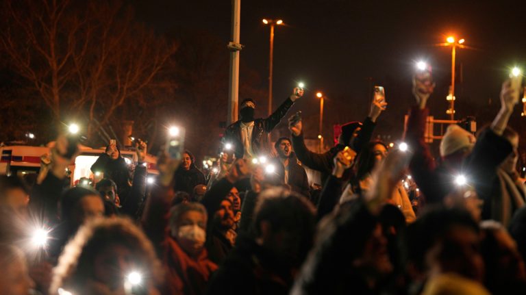 «Νύχτα δημοκρατίας» και αγωνίας στην Κωνσταντινούπολη! Διαδηλώσεις και επεισόδια (VIDEO)