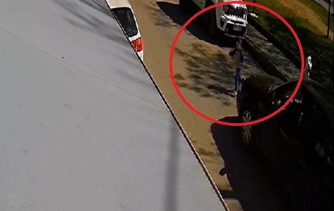 Ντοκουμέντο! Η στιγμή που αυτοκίνητο χτυπά 3χρονο αγοράκι έξω από παιδική χαρά!