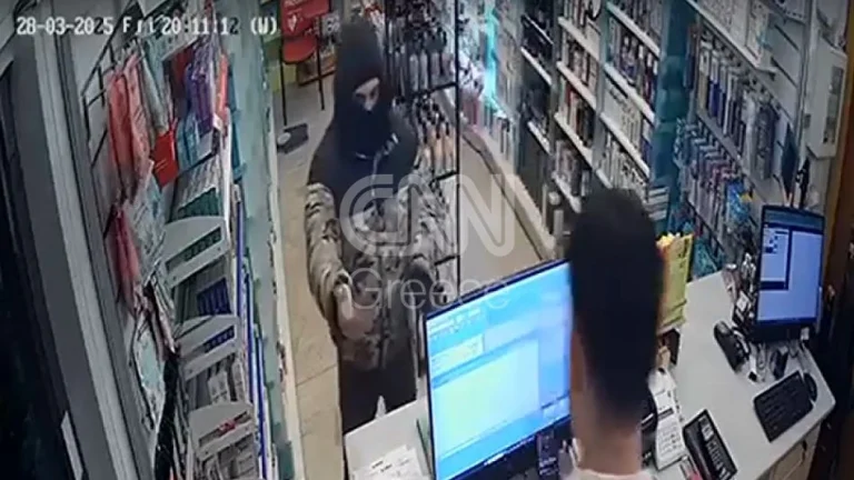 Βίντεο-ντοκουμέντο με ληστή που «ρήμαζε» καταστήματα στα νότια προάστια