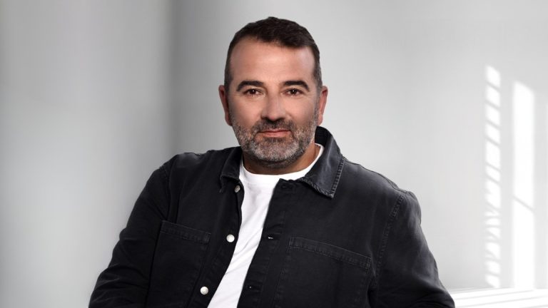 Εντυπωσιάζει το ζεϊμπέκικο του Μιχάλη Ντελή με τίτλο «Χίλιες ζωές»