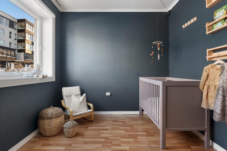 Νταντά έψαξε για «τέρατα» κάτω από κρεβάτι παιδιού και βρήκε… κρυμμένο άνδρα