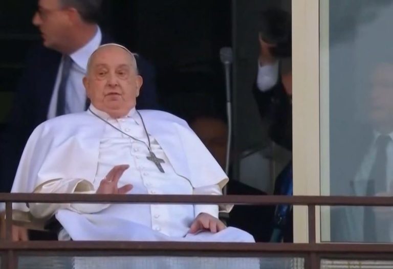 Η πρώτη δημόσια εμφάνιση του Πάπα και το εξιτήριο (VIDEO)