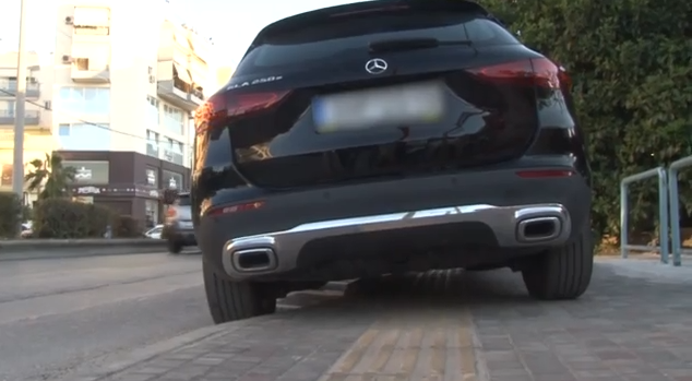 Οργή για την ασυνειδησία όσων παρκάρουν κυριολεκτικά όπου βρουν! (VIDEO)