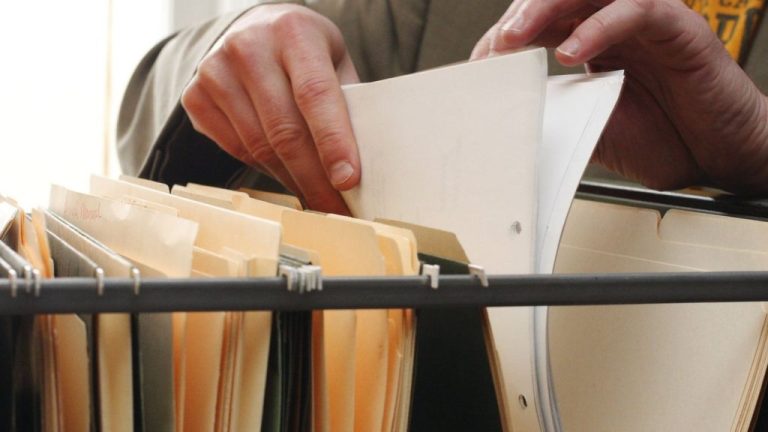 Διάλογοι «έδωσαν» σύμβουλο του δημάρχου και την προϊστάμενη της Πολεοδομίας για τα πλαστά Proficiency