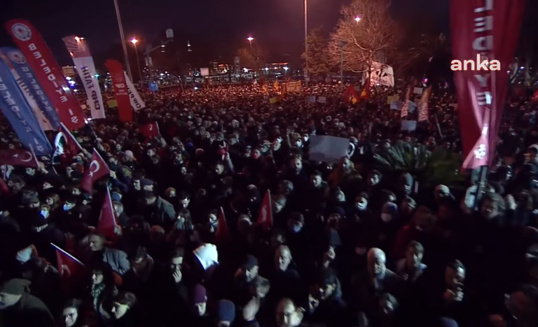 Σοβαρά επεισόδια στις διαδηλώσεις για τον Ιμάμογλου στην Κωνσταντινούπολη (video)