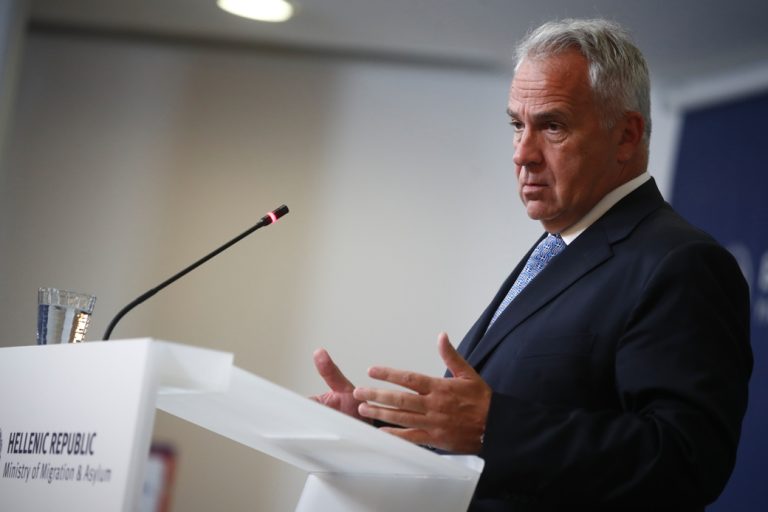 Ο Βορίδης ακυρώνει την παράταση προθεσμίας χορήγησης νέου τύπου άδειας διαμονής σε μετανάστες