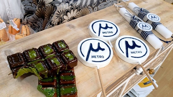 Οι λαμπάδες «μετρό Θεσσαλονίκης» και «σοκολάτα Ντουμπάι» κάνουν θραύση (photo)