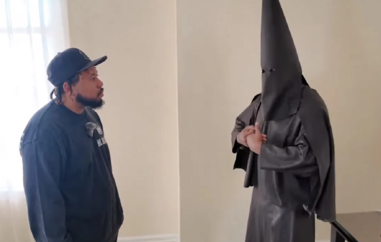 Ο Κάνιε Γουέστ φόρεσε κουκούλα Κου Κλουξ Κλαν και προκάλεσε σάλο! (video)